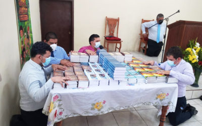 En El Salvador, miembros de iglesia financian y distribuyen miles de libros en dos cárceles